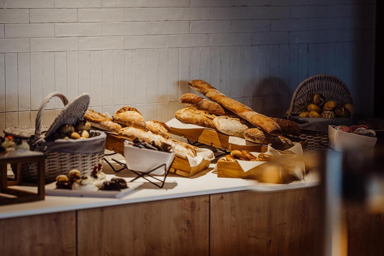 Elements Hotel&Spa Свєрадув-Здруй Екстер'єр фото Bread at a buffet