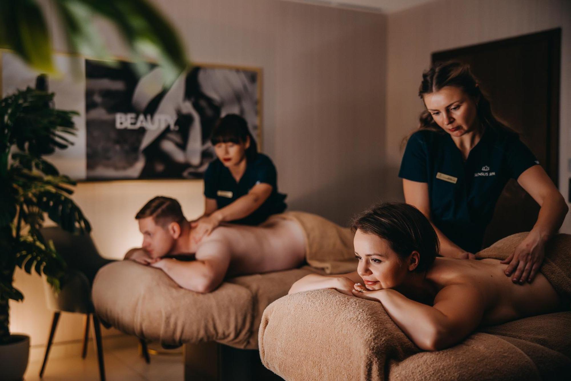Elements Hotel&Spa Свєрадув-Здруй Екстер'єр фото Massage therapists working on a couple