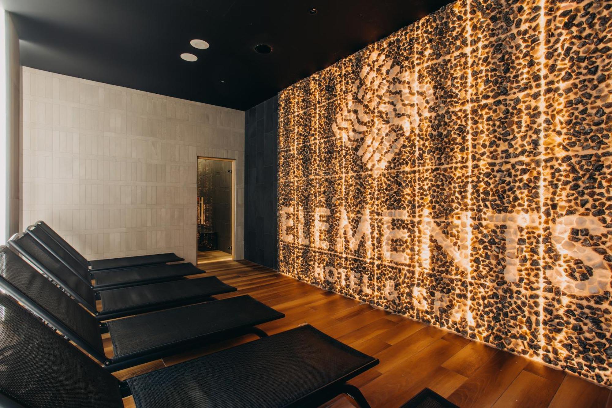 Elements Hotel&Spa Свєрадув-Здруй Екстер'єр фото A wall of backlit onyx